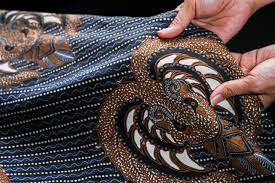 Proses pembuatan batik tradisional dengan canting