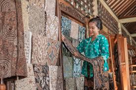 Perajin mengenakan kain batik dengan motif penuh makna filosofis